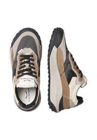 Zapatillas deportivas en beige, gris y negro. Fabricadas con gamuza y materiales sintéticos. Presentan una suela gruesa y cordones negros. Detalles en marrón.