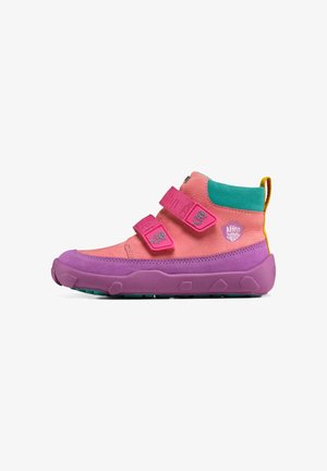 Baskets montantes pour enfants en rose, violet et sarcelle avec deux brides auto-agrippantes roses et boucle de talon jaune, arborant le logo "Affen Zähn" sur le côté.