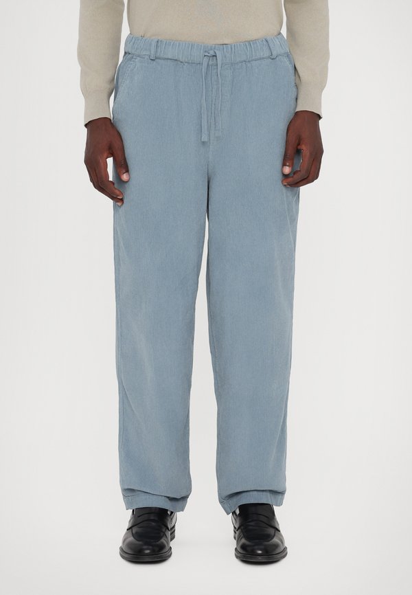 LEISURE PANT - Trousers - frost