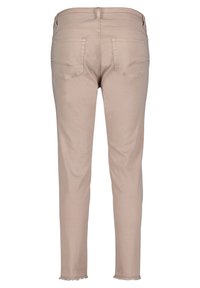 Beiga skinny jeans i denim med en enkel design, två bakfickor och fransade fållar. Slät textur, minimal detaljer.