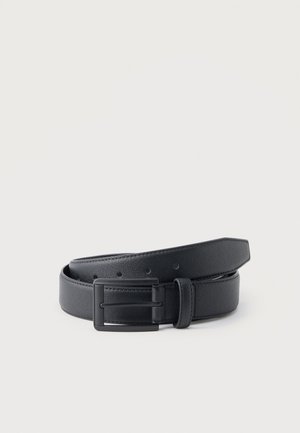 Ceinture en cuir noir texturé avec une boucle rectangulaire mate noire, enroulée sur un fond gris clair uni.