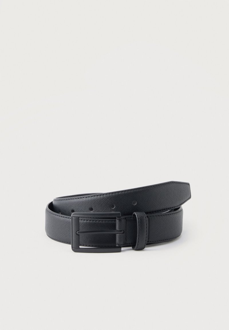 Ceinture en cuir noir texturé avec une boucle rectangulaire mate noire, enroulée sur un fond gris clair uni.