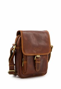 Brązowa skórzana torebka typu crossbody z przednią klapą, regulowanym paskiem i mosiężnymi elementami. Posiada jedną główną komorę oraz jedną przednią kieszeń.