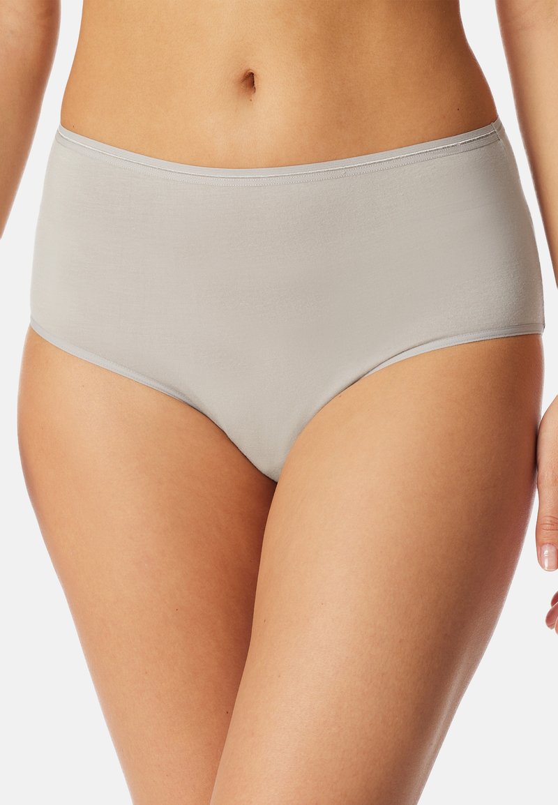 Helle graue Hipster-Unterwäsche aus glattem Material. Sie verfügt über ein hochgeschnittenes Design mit einem weichen, elastischen Bund und minimalen Nähten.