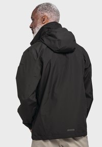 Schwarze wasserdichte Jacke mit Kapuze, die eine glatte Textur, einen verstellbaren Kordelzug am Hals und ein minimalistisches Design mit einem dezenten Logo aufweist.