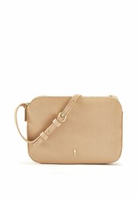 Beżowa torba na ramię o plecionym wzorze w rybę, z zamkiem błyskawicznym, regulowanym paskiem i złotymi detalami. Gładka tekstura i kompaktowy kształt.