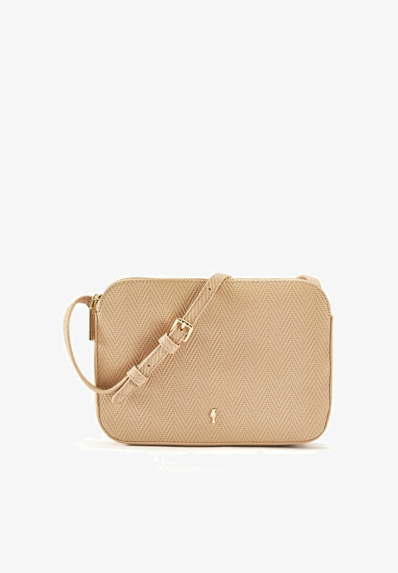 Beżowa torba na ramię o plecionym wzorze w rybę, z zamkiem błyskawicznym, regulowanym paskiem i złotymi detalami. Gładka tekstura i kompaktowy kształt.