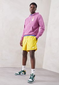 Nike Sportswear M NSW SPE WVN LND FLOW SHORT - Calças de fato de treino - vivid sulfur/white