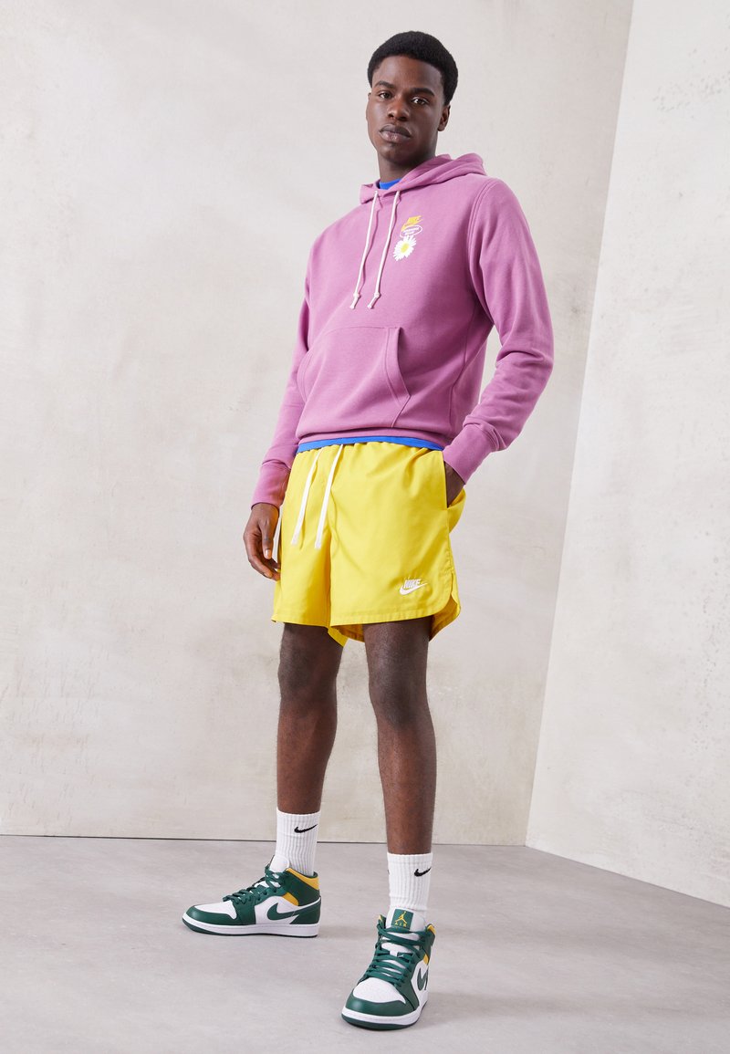 Nike Sportswear M NSW SPE WVN LND FLOW SHORT - Calças de fato de treino - vivid sulfur/white