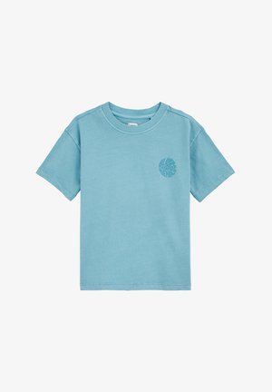 Világoskék, rövid ujjú póló, pamutból készült. Kerek nyakkivágással és kör alakú grafikával a bal mellrészen. Simaság jellemzi.