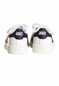 Zapatillas ASICS blancas y negras vistas desde atrás, con logotipos de la marca visibles y cuellos acolchados, sobre un fondo blanco.