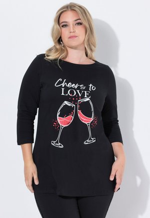 Czarna koszulka z długim rękawem z grafiką dwóch kieliszków wina wypełnionych czerwonym płynem oraz napisem "Toast za MIŁOŚĆ" nad nimi.