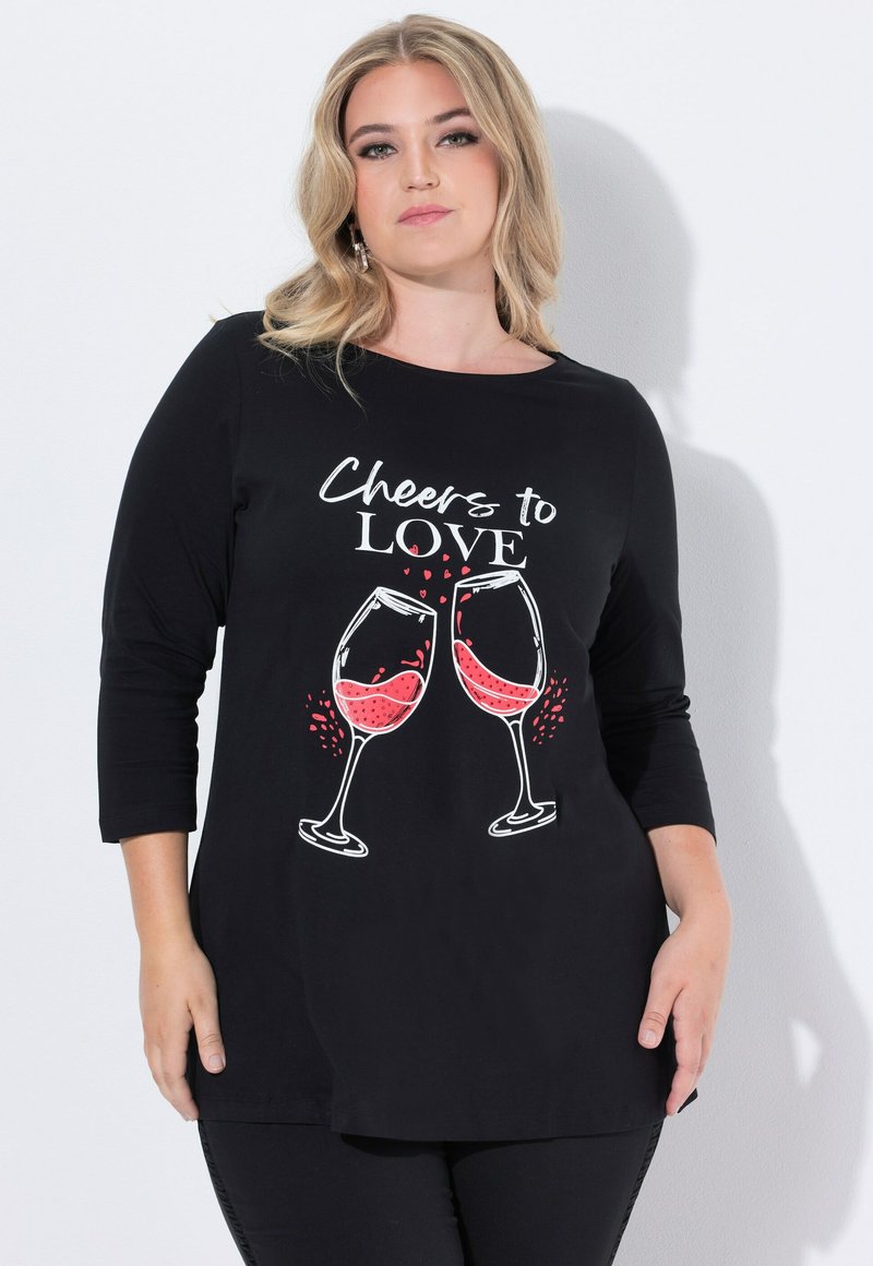 Czarna koszulka z długim rękawem z grafiką dwóch kieliszków wina wypełnionych czerwonym płynem oraz napisem "Toast za MIŁOŚĆ" nad nimi.