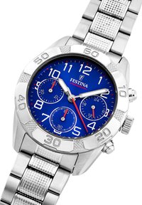 Silberner Edelstahl-Chronograph mit einem blauen Zifferblatt, weißen und roten Markierungen, drei Teilzifferblättern und einem strukturierten Metallarmband.