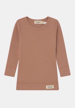 Brun ribstrikket langærmet babytrøje med rund halsudskæring, skulderknapper og MarMar Copenhagen mærkat på forsiden af kanten og på indersiden af kraven.