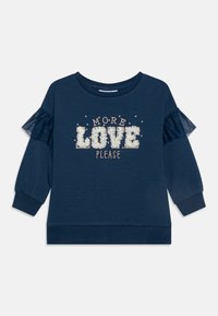 Sudadera de color marino con acentos de mangas de tul abullonadas, que presenta lettering blanco texturizado que dice "MÁS AMOR POR FAVOR" adornado con lentejuelas.