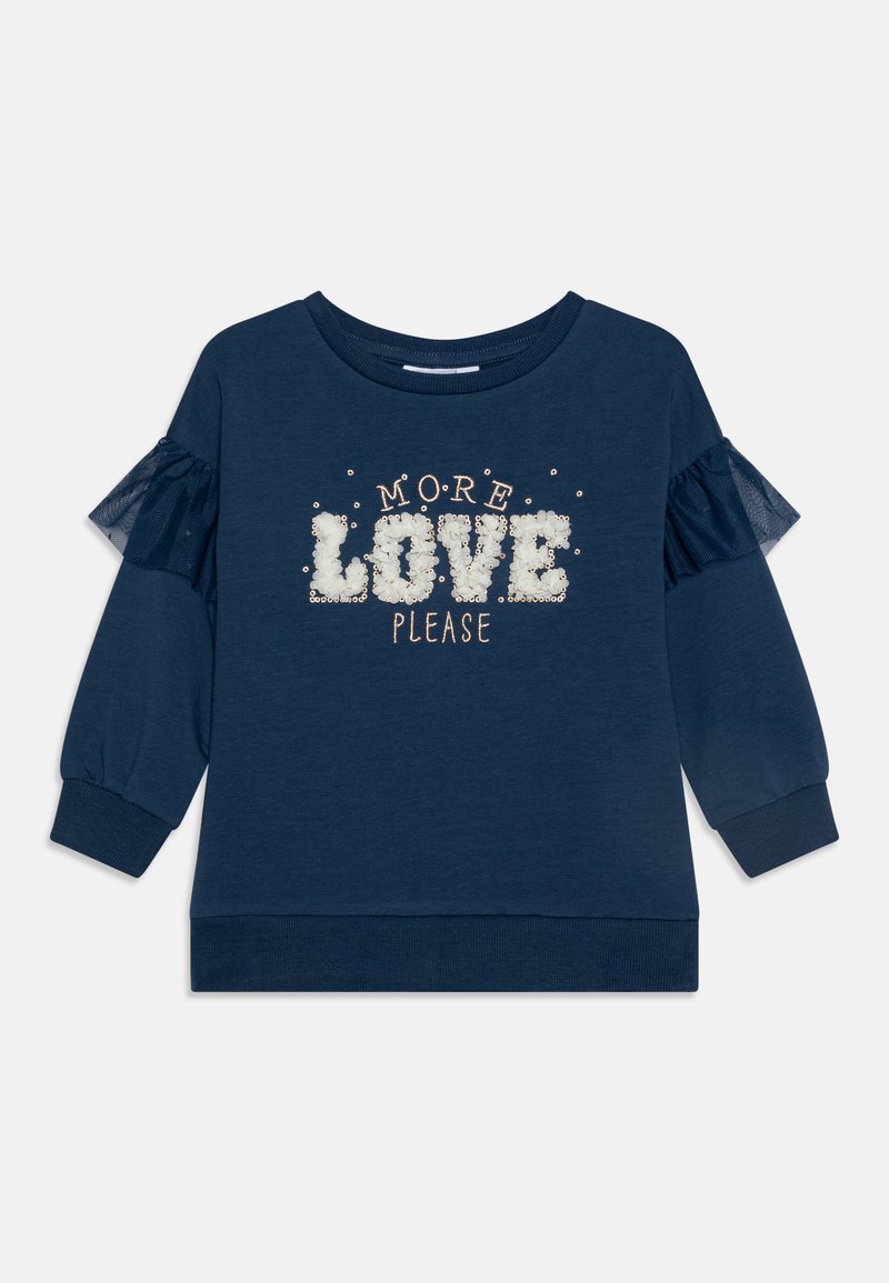 Sudadera de color marino con acentos de mangas de tul abullonadas, que presenta lettering blanco texturizado que dice "MÁS AMOR POR FAVOR" adornado con lentejuelas.