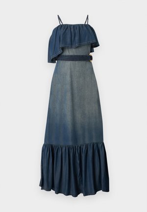 Μπλε μακρύ φόρεμα από τζιν χωρίς μανίκια με βολάν στον ώμο, ρυθμιζόμενους ιμάντες, ζώνη στη μέση και σούρα στο τελείωμα.