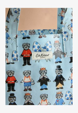 Világoskék vászontáska, amelyen különböző ruhákban lévő kutyák ismétlődő mintája található, masni díszítéssel és logócímkével. Tartós anyag, lapos fogantyúkkal.