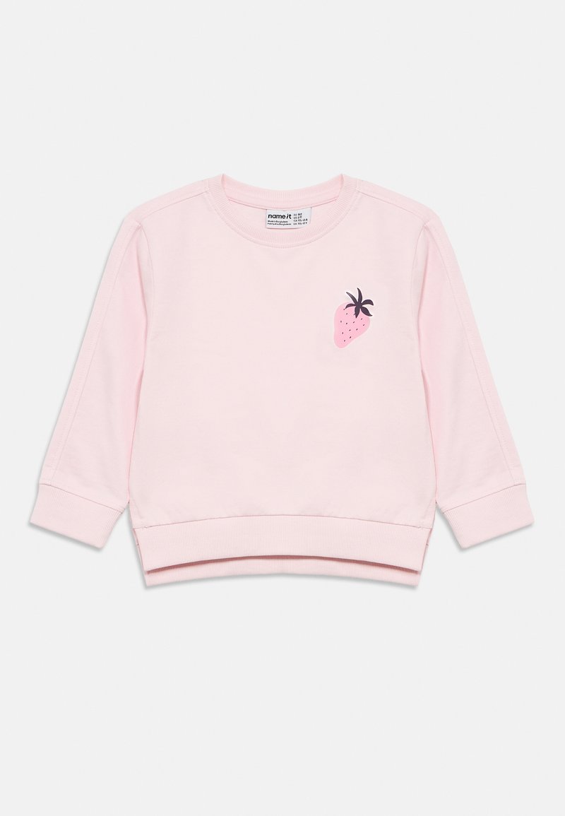 Ροζ ανοιχτόχρωμο παιδικό φούτερ με μακριά μανίκια, μικρό γραφικό φράουλας στο αριστερό στήθος και ριμπ τελειώματα στα μανίκια και στο κάτω μέρος.