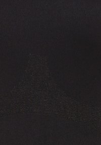 Tejido negro acanalado con una textura suave, que presenta un diseño de cortes geométricos y patrones sutiles en tonos oscuros que varían.