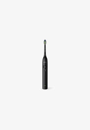 Brosse à dents électrique noire avec des poils colorés, bouton d'alimentation et témoin lumineux de batterie sur fond blanc.