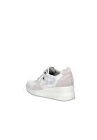 Sneaker bianco e grigio chiaro con parte superiore testurizzata, dettagli perforati, una spessa suola intermedia bianca e un design a profilo basso.