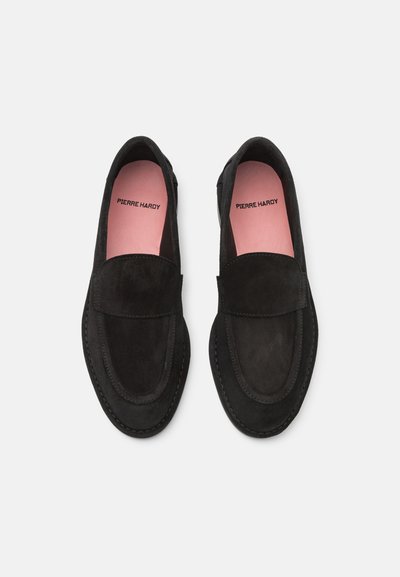 Mustad nahast loafers, millel on libisemisega disain, ümar nina ja kontrastne roosa sisetald, millel on "Pierre Hardy" bränding.
