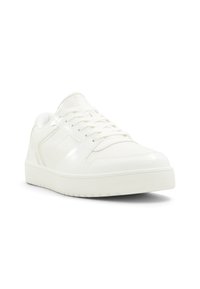 Baskets blanches en matière synthétique lisse, avec des accents texturés sur les côtés, des lacets plats, un bout rond et une semelle en caoutchouc à profil bas.