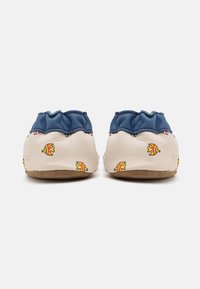 Zapatos de cuero con una parte superior azul marino con diseño fruncido, cuerpo de color crema adornado con patrones de peces y suelas texturizadas.