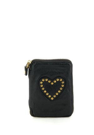 Portafoglio nero con cerniera con toppa a forma di cuore decorata con borchie dorate sul davanti, posto su uno sfondo bianco.