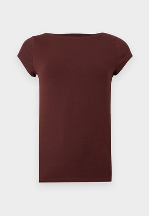 Καφέ απλή κοντομάνικη εφαρμοστή μπλούζα με στρογγυλή λαιμόκοψη, απλωμένη επίπεδα σε φόντο ανοιχτού γκρι χρώματος.