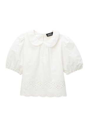 Blouse blanche à manches courtes avec col Claudine, manches bouffantes et détails découpés en forme de fleurs brodées sur l'ourlet festonné.