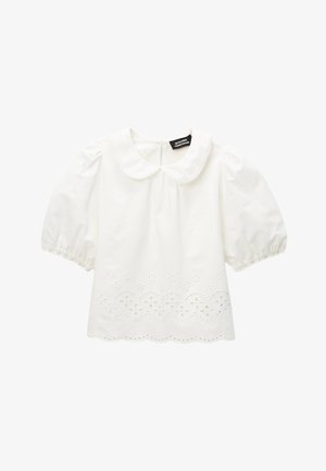 Blouse blanche à manches courtes avec col Claudine, manches bouffantes et détails découpés en forme de fleurs brodées sur l'ourlet festonné.