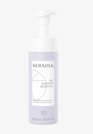 Lavendelkleurige fles Kérastase Big Bodified Beautiful volumegevende stylingfoam met witte pompdispenser, inhoud 150 ml.