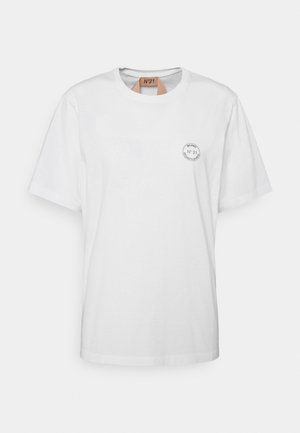 Wit T-shirt met korte mouwen, een ronde hals en een klein rond logo op de linkerborst met de tekst "N°21 Milano Via Santo Spirito."