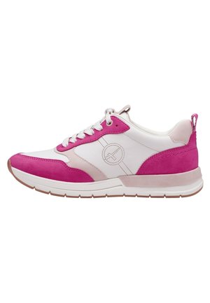 Baskets blanches et roses avec lacets, logo perforé sur le côté et semelle en caoutchouc, montrées en profil droit sur fond blanc.