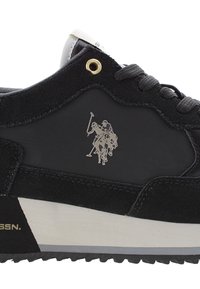 Schwarze Wildleder-Sneaker mit einer strukturierten Oberfläche, ausgestattet mit einem silbernen Polo-Spieler-Logo, grauen Schnürsenkeln und einer kontrastierenden weiß-schwarzen Sohle.