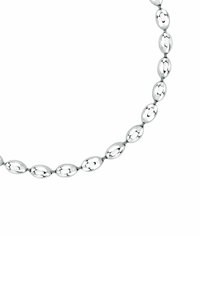 Collana in argento caratterizzata da anelli ovali con una finitura lucida, che mostrano una texture liscia e un design omogeneo.