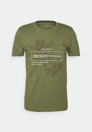 Oliwkowy t-shirt z krótkim rękawem i okrągłym dekoltem, z grafiką palmy oraz białym napisem "DENIM TOM TAILOR" i innymi detalami marki.