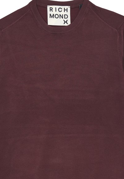 Maglione borgogna realizzato in tessuto morbido; scollatura rotonda, collo e polsini a costine, design semplice senza modelli o accenti visibili.