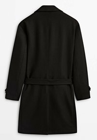 Long manteau en laine noir avec ceinture, poignets boutonnés et col classique, vu de dos.
