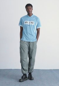 Nike Sportswear AIR - Polo majica - denim turq/glacier blue/white