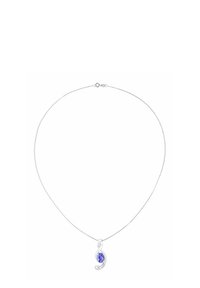 Collar plateado con un colgante de piedra preciosa violeta en forma de lágrima, rodeada por un remolino de pequeñas piedras claras y una cadena delgada.