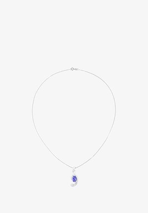 Srebrny naszyjnik z zawieszką w kształcie łezki z fioletowym kamieniem szlachetnym, otoczoną przez spiralę drobnych, przezroczystych kamieni oraz cienki łańcuszek.