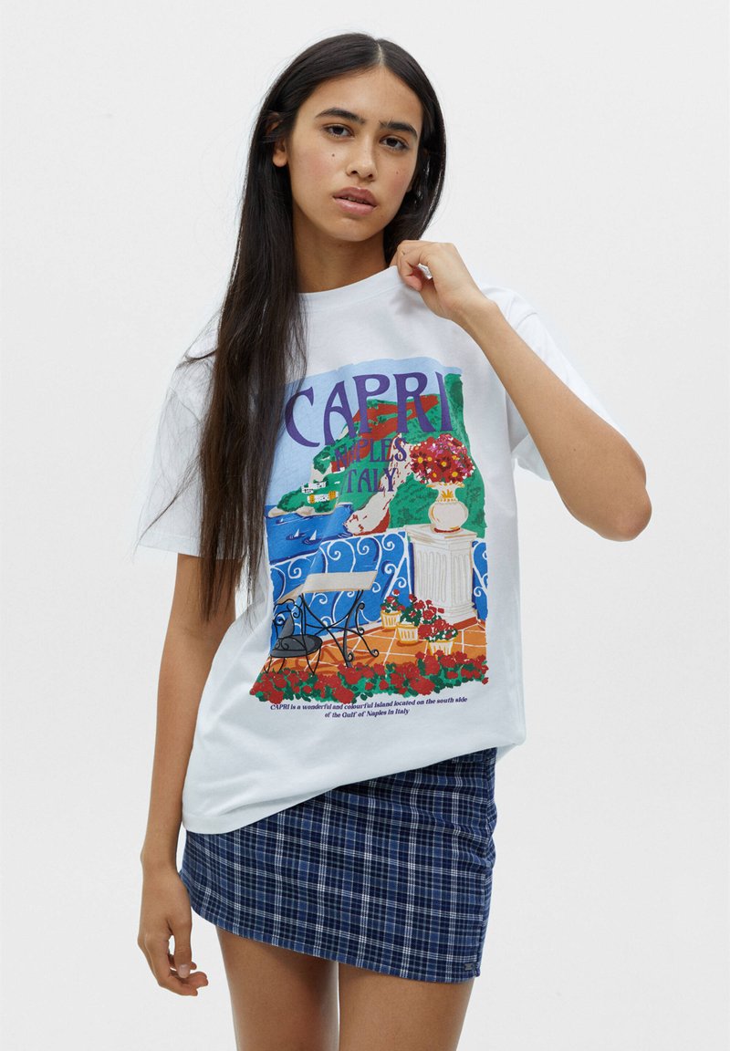 PULL&BEAR WITH CAPRI ILLUSTRATION Tshirt med print white/vit