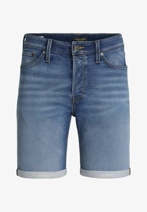 Hellgraues T-Shirt mit Palmenmotiv, blaue Jeansshorts mit umgeschlagenem Saum und schwarzen Turnschuhen mit weißen Sohlen und Schnürsenkeln.