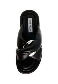 Svart slide sandal med en knuten överdel i konstläder med en glänsande metallaccent, vadderad sula och en formad sula.