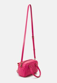 Versace Jeans Couture RANGE THELMA SOFT SKETCH - Handväska - crimson