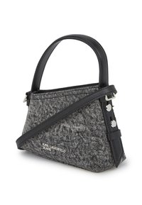 Γκρι τσάντα σε ψηλό νήμα με μαύρες δερμάτινες λεπτομέρειες, γωνιακό σχήμα, επάνω χερούλι και ρυθμιζόμενη τσάντα ώμου. Διαθέτει λεπτομέρειες από ασημένιο υλικό.